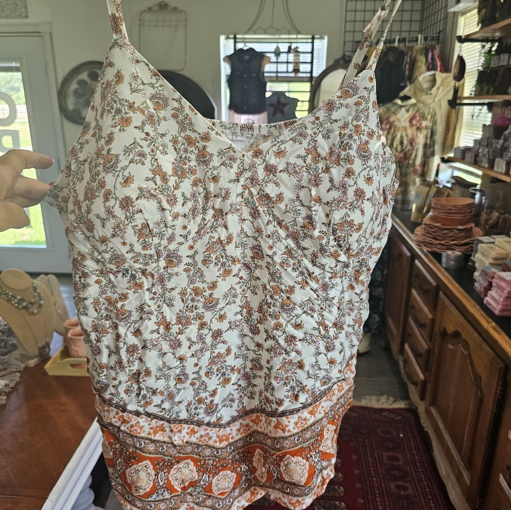 No Boundaries halter style top with exotic print. Kerchief hem line jrs xxxl 21